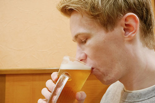 мужчина пьет пиво