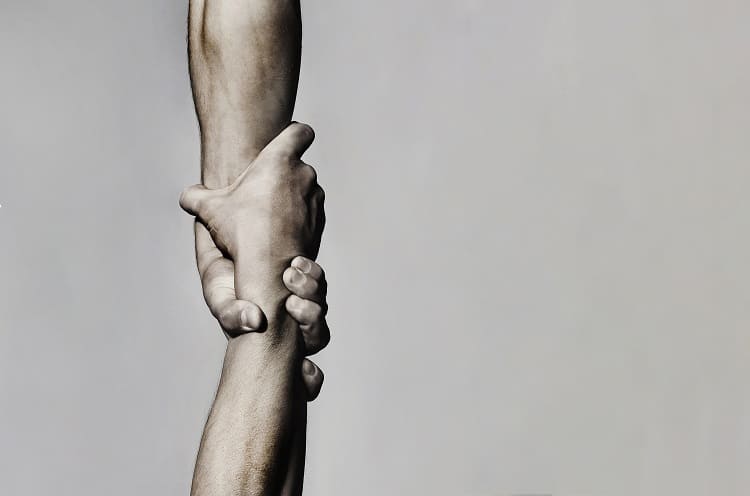 Две руки держат друг друга